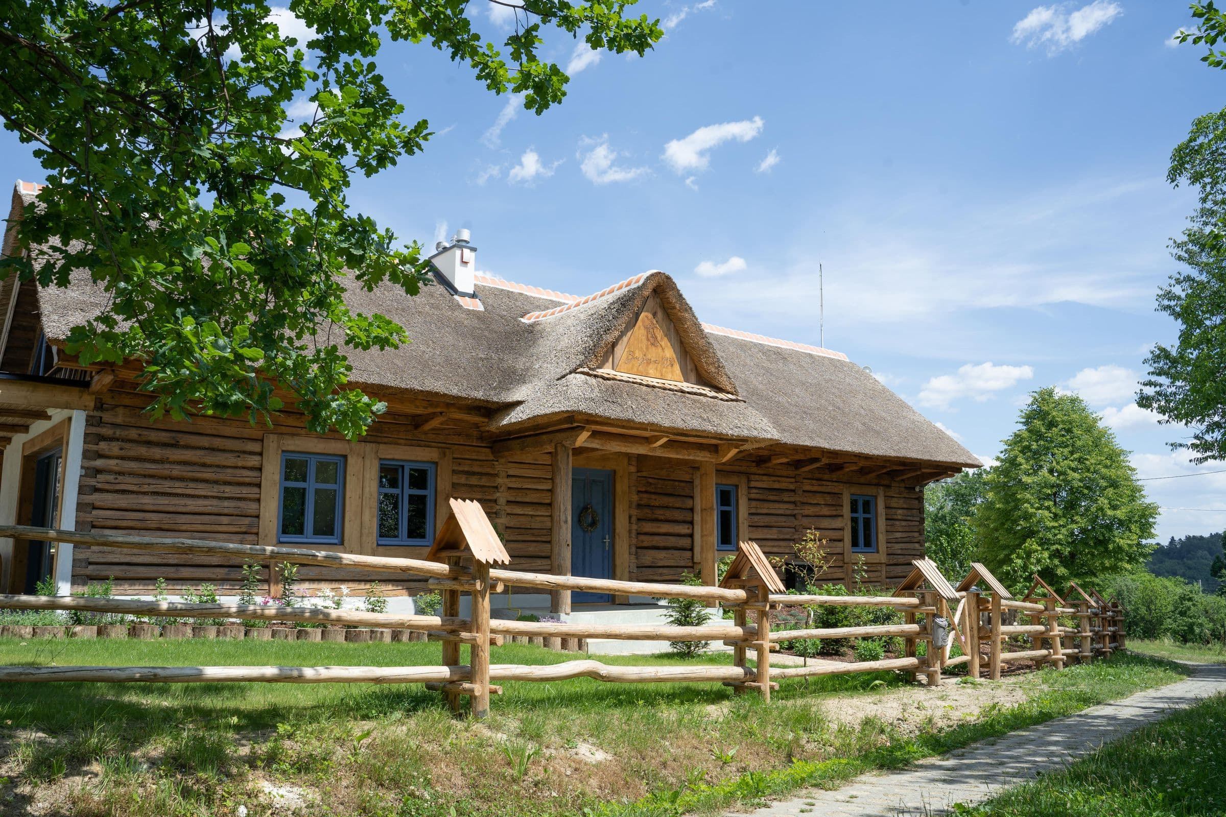 Bujne 1936 - drewniany domek ze strzechą na wzgórzu